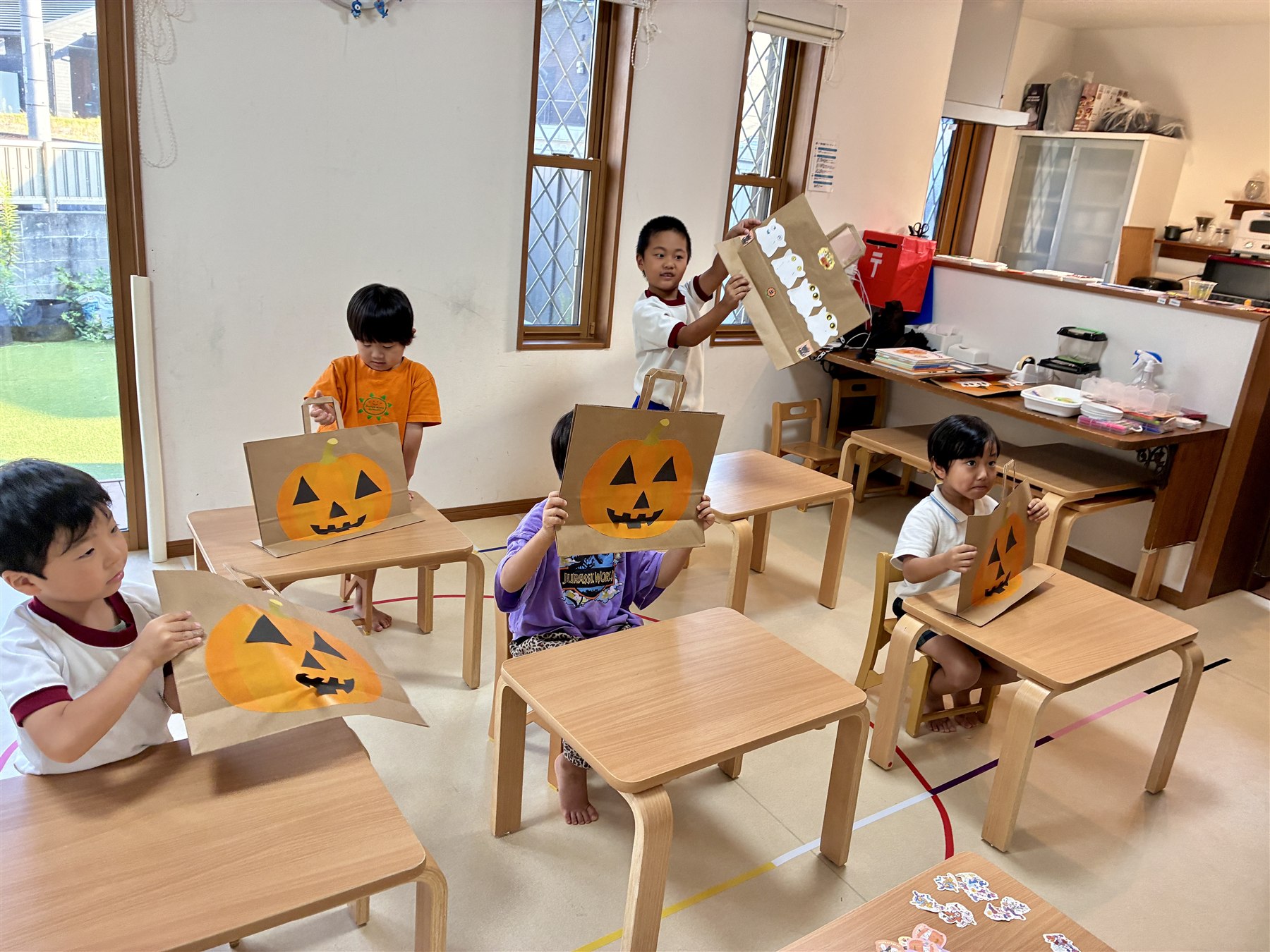 かぼちゃのバッグを手に、集まるこどもたち
