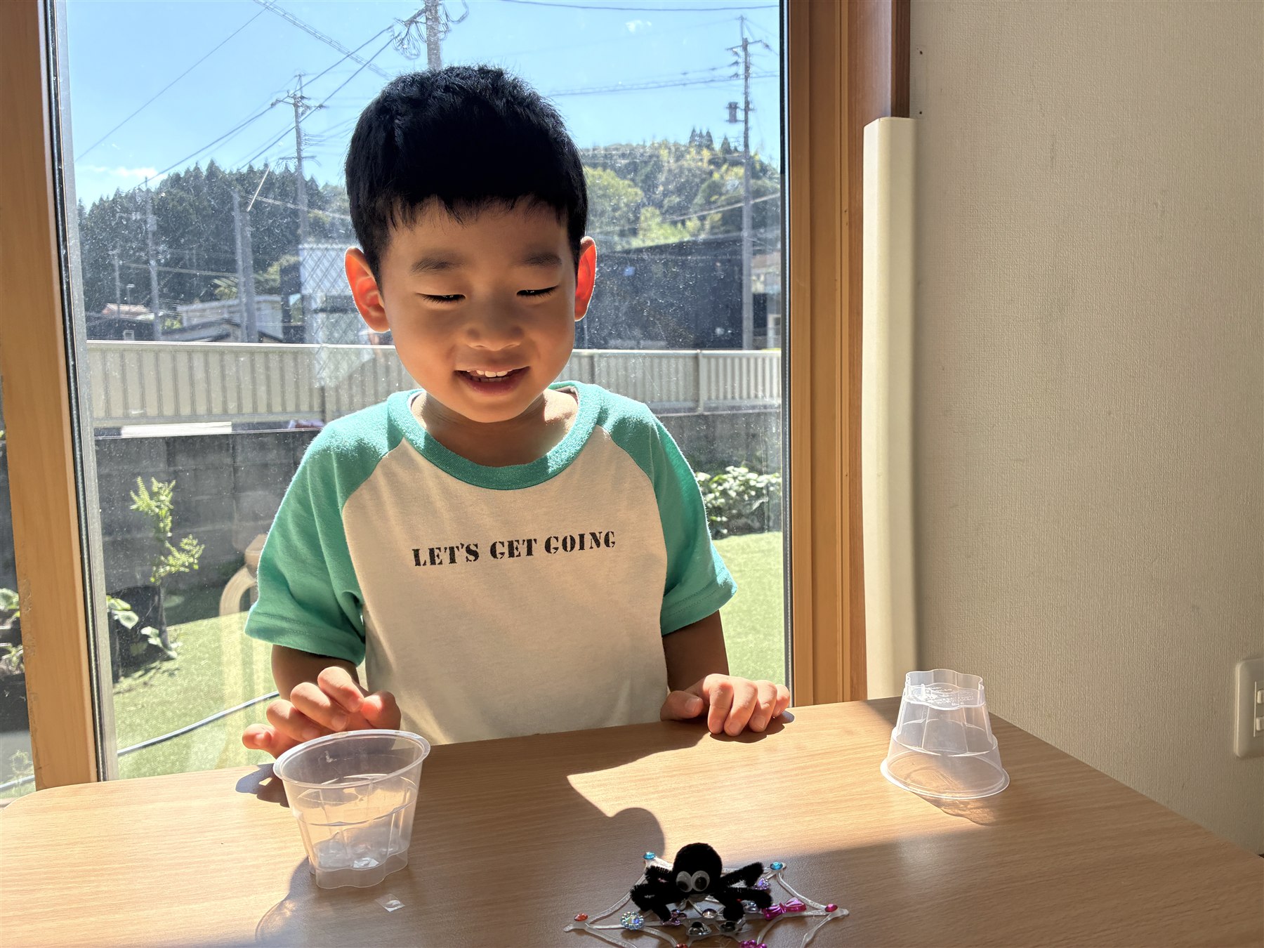 蜘蛛の巣の上のモールの蜘蛛を見て笑顔のこども